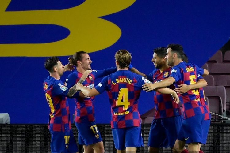 Pemain Barcelona merayakan gol Luis Suarez pada lanjutan pertandingan pekan ke-35 Liga Spanyol, Barcelona vs Espanyol yang berlangsung di Stadion Camp Nou, Kamis (9/7/2020) dini hari WIB. 