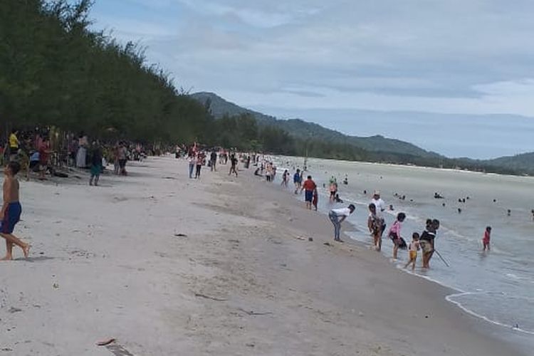 Pengunjung Pantai Takari, Bangka, Rabu (1/1/2020).