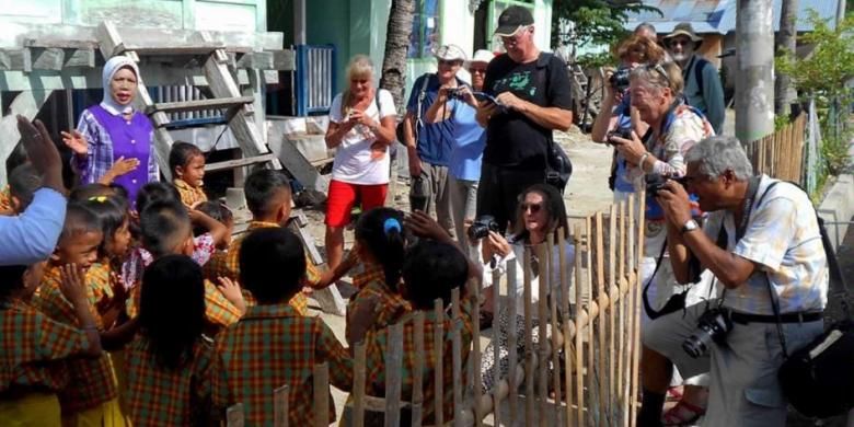 Murid TK Nirwana di Kelurahan Sulaa, Kecamatan Betoambari, Baubau, Sulawesi Tenggara, menyambut kedatangan para wisatawan dengan lagu selamat datang, Rabu (24/2/2016).