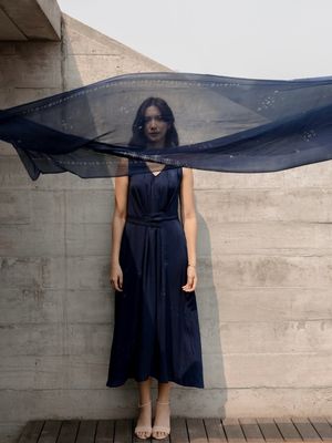Sheila Dara di film Sore mengenakan dress biru karya brand lokal SukkhaCitta. Simak kisah di baliknya dan harganya yang sekitar Rp 3,9 jutaan.