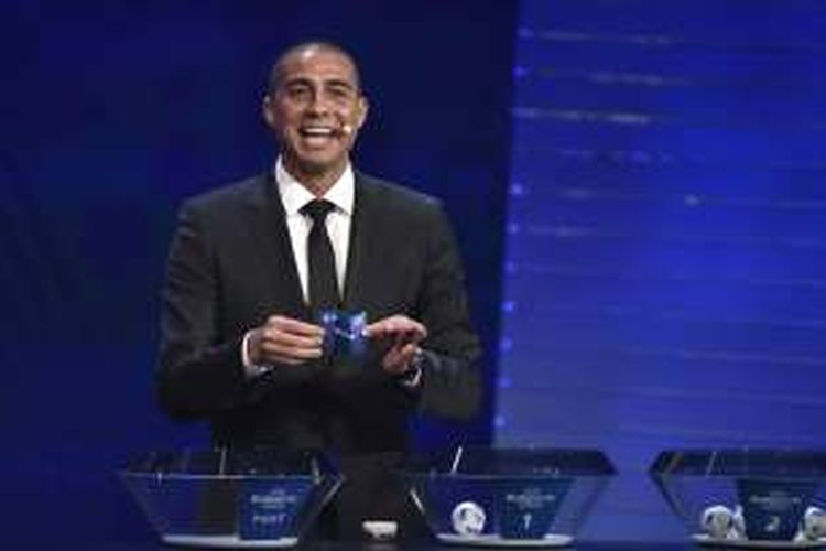 Mantan penyerang Juventus, David Trezeguet, membacakan hasil undian Piala Eropa 2016 di Paris, Perancis, pada 12 Desember 2015.