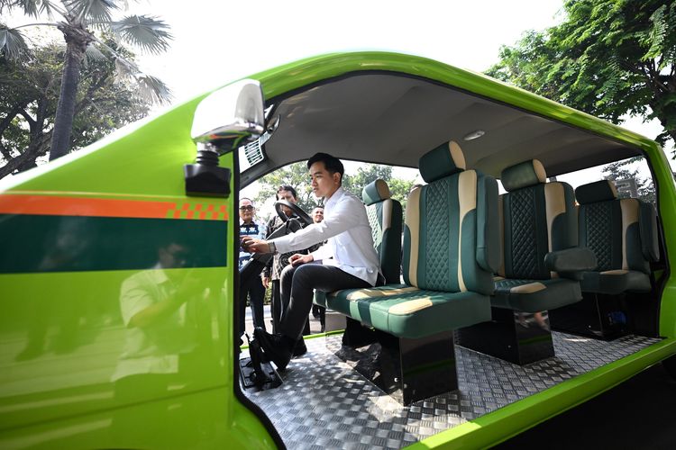 Mobil Listrik dengan Tambahan Tenaga Surya Unissula Dipamerkan di Istana Wapres
