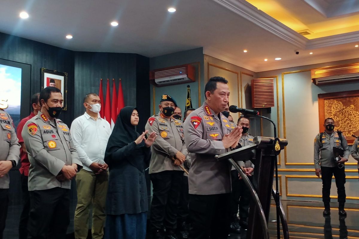 Kapolri Jenderal Listyo Sigit Prabowo mengumumkan penetapan 6 tersangka terkait tragedi Kanjuruhan, di Mapolresta Malang Kota pada Kamis (6/10/2022)