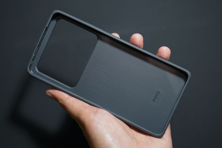 Poco M6 Pro juga hadir dengan casing berwarna hitam dengan lapisan karet di dalam kotaknya