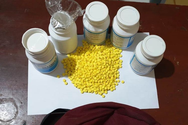 Barang bukti ribuan pil Hexymer yang berhasil diamankan polisi di Cianjur, Jawa Barat dari tangan dua orang pengedar