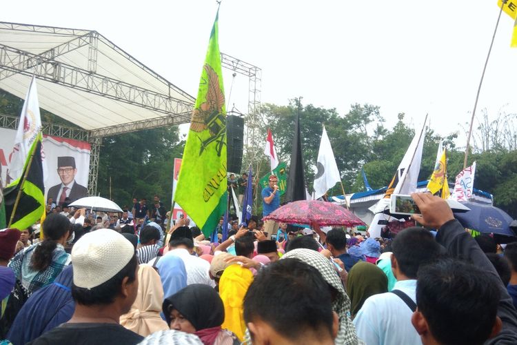 Calon Wakil Presiden Nomor Urut 02  Sandiaga Salahuddin Uno saat berkampanye di Lapangan Demang Wonopawiro, Desa Piyaman, Kecamatan Wonosari, Gunungkidul Jumat (5/4/2019)