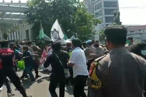 Demo di Depan Balai Kota Tangsel Ricuh, Massa Aksi dan Aparat Saling Dorong
