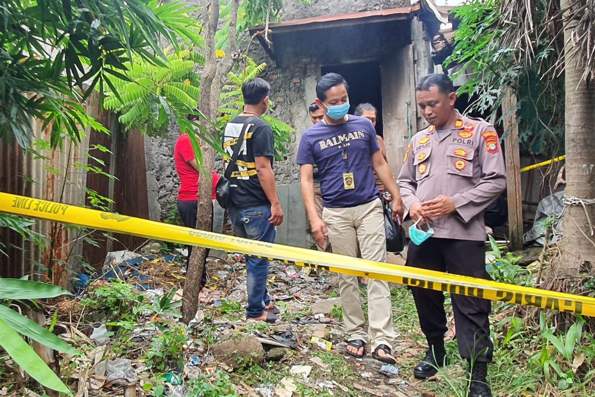 Polisi saat mengecek tempat kejadian perkara (tkp) kasus pembunuhan juragan sembako di wilayah Bekasi Timur, Kota Bekasi. Korban SS (54) ditemukan dengan kondisi tangan dan kaki terikat tali plastik.