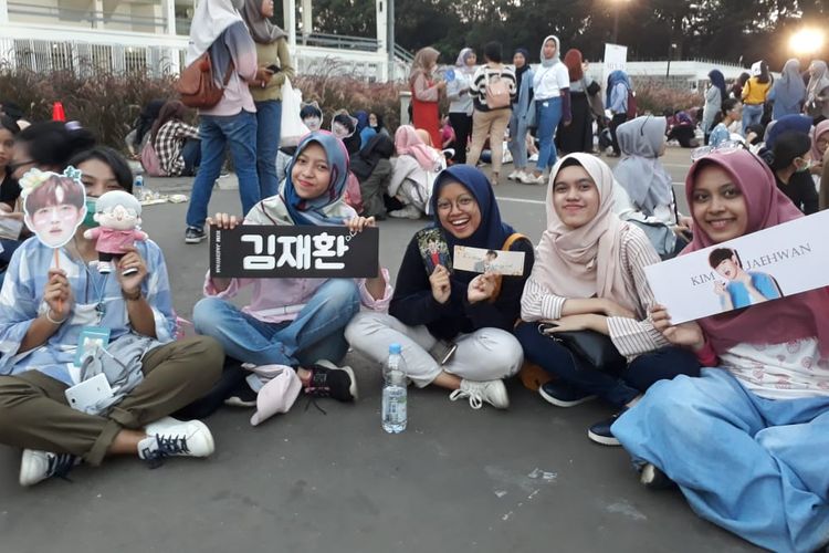 Para penggemar bersiap menghadiri fan meeting bintang Kpop Kim Jae Hwan di Istora Senayan, Jakarta, Sabtu (29/6/2019).