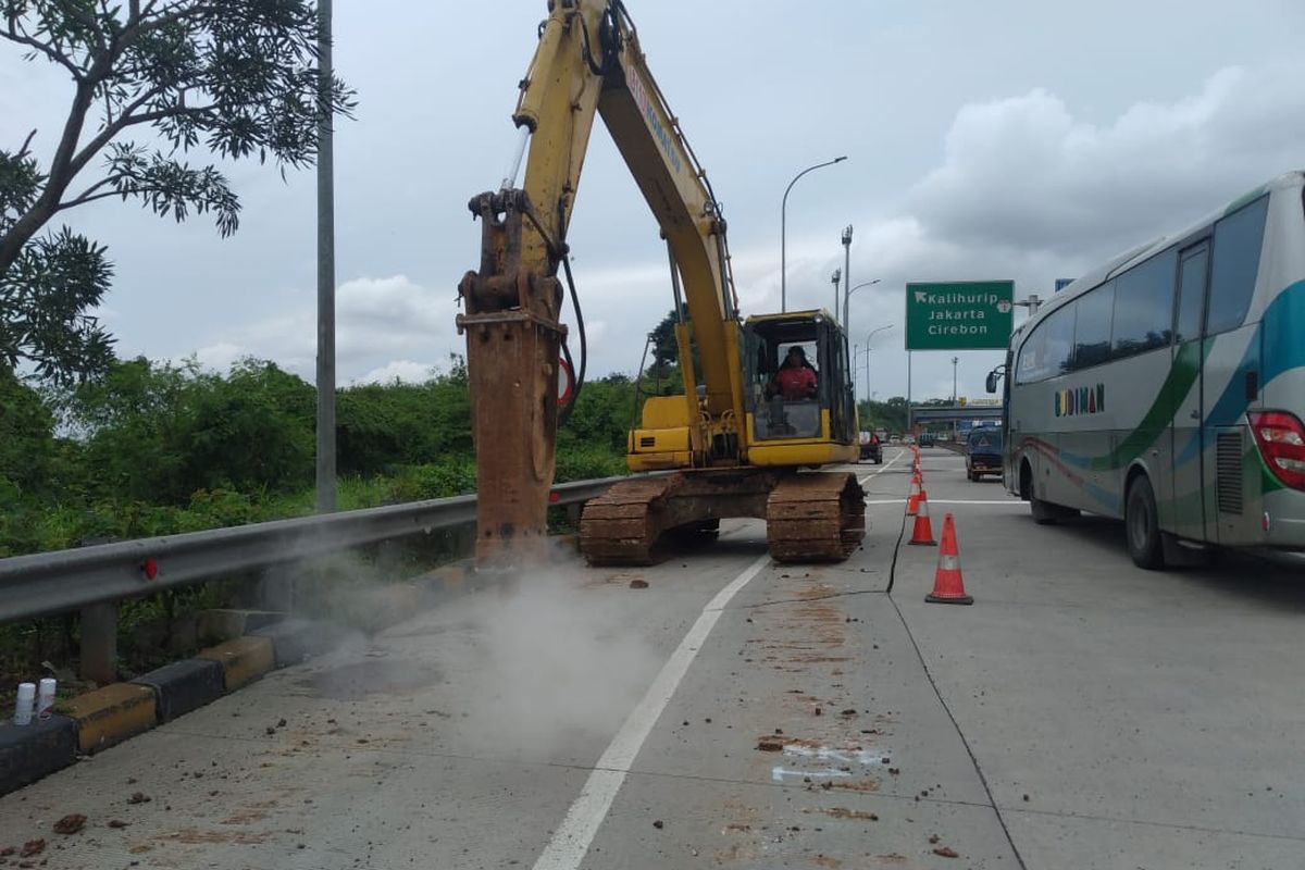 Situasi jalan dekat Gerbang Tol Kalihurip Utama 2 Ruas Tol Cipularang tengah dilakukan perbaikan jalan, Senin (7/2/2022).