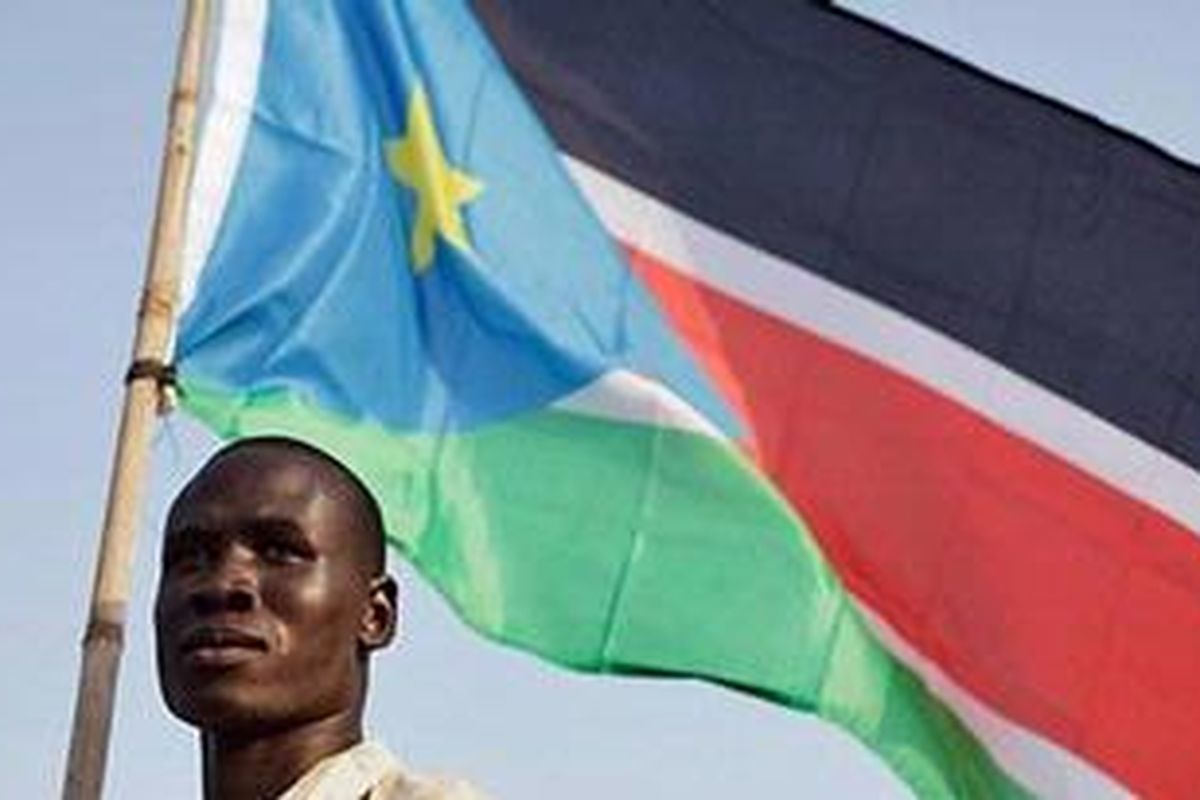Seorang pria mengibarkan bendera Sudan Selatan untuk merayakan kemerdekaan negara baru itu di ibukota Juba, Sabtu (9/7/2011).