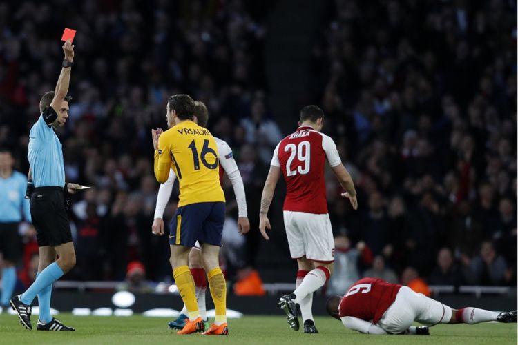 Bek Atletico Madrid, Sime Vrsaljko, mendapat kartu merah seusai melanggar penyerang Arsenal, Alexandre Lacazette, pada laga semifinal Liga Europa di Stadion Emirates, Kamis (26/4/2018).