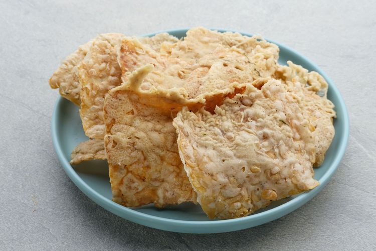 Rahasia keripik tempe renyah tanpa santan terdapat pada adonan lapisan tepung serta teknik penggorengan yang tepat.