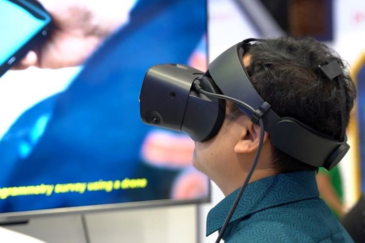 Salah satu pengunjung di booth Waskita Karya dalam International Conference on Infrastructure (ICI) di Jakarta pada 11-12 Juni 2025. 