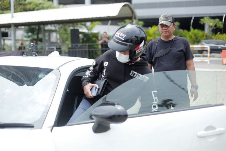 Pengunjung mencoba line-up GR Sports bersama pebalap Toyota Gazoo Racing Indonesia (TGRI).