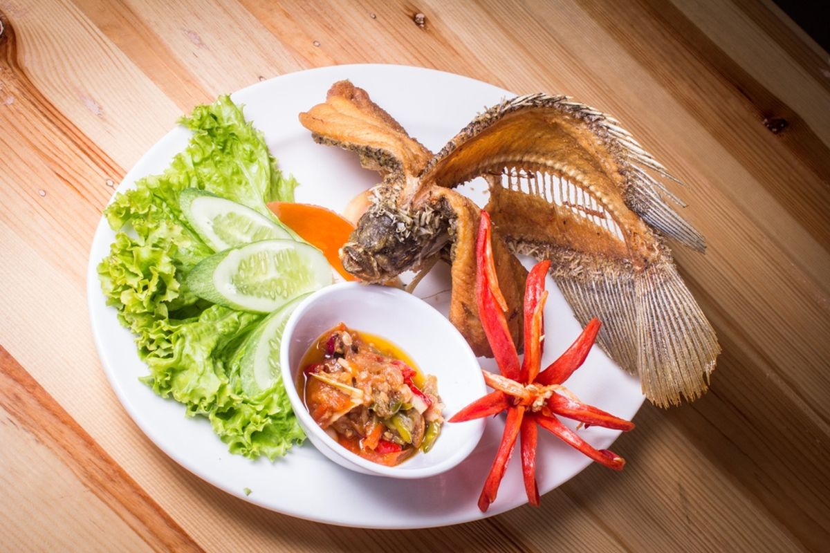 Ilustrasi gurame goreng ala restoran.