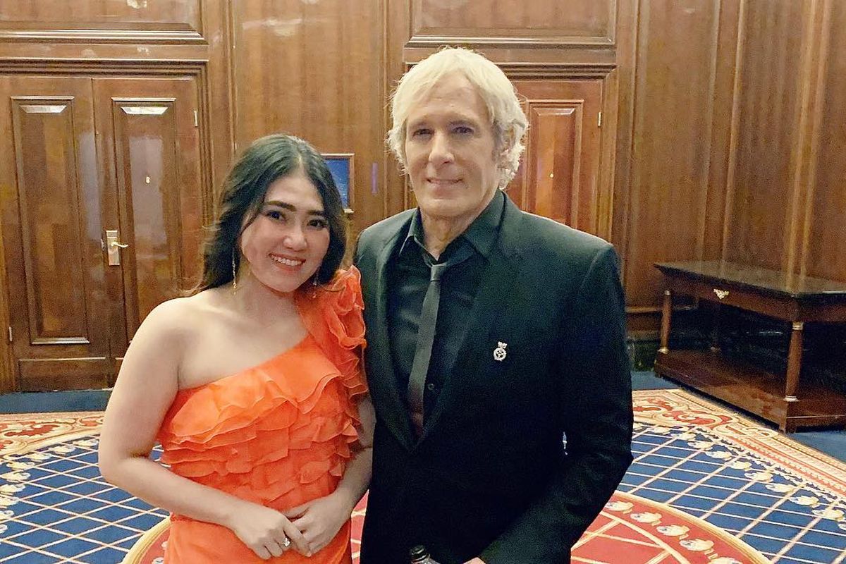 Via Vallen berfoto bersama Michael Bolton dalam gala dinner Bravo Awards di Moskow, Rusia.