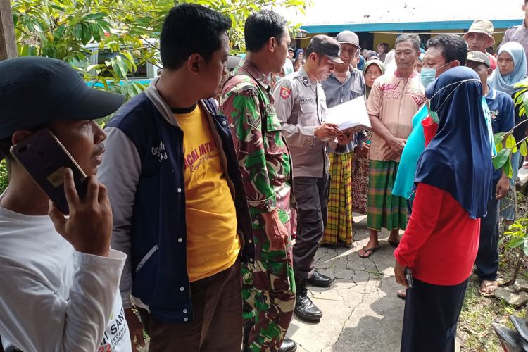 Polisi didampingi Koramil setempat meminta keterangan para saksi, usai NNR (8) dan AZF (9) tewas lantaran tenggelam di sungai Desa Tracal, Kecamatan Karanggeneng, Lamongan, Jawa Timur, Minggu (15/1/2023).