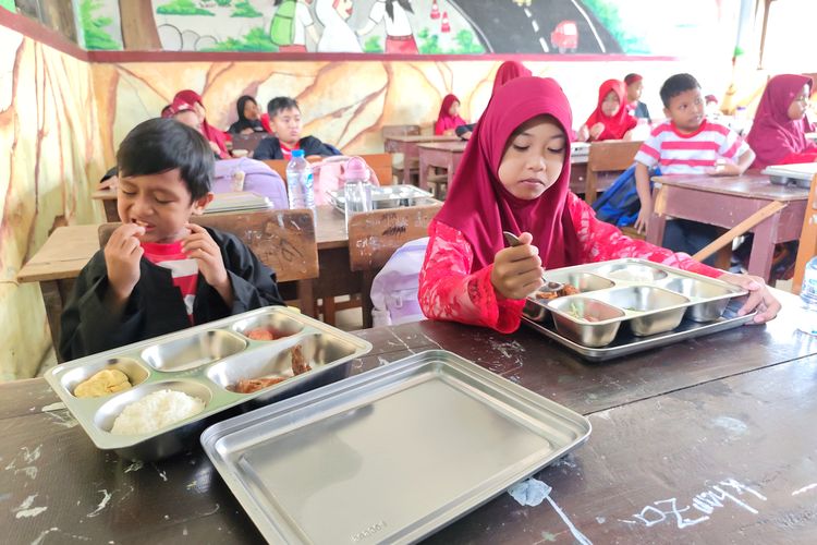 Siswa SDN Mlajah 2 sedang menyantap Makan Bergizi Gratis (MBG). 