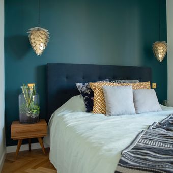 Ilustrasi kamar tidur sempit dengan dua warna cat dinding.