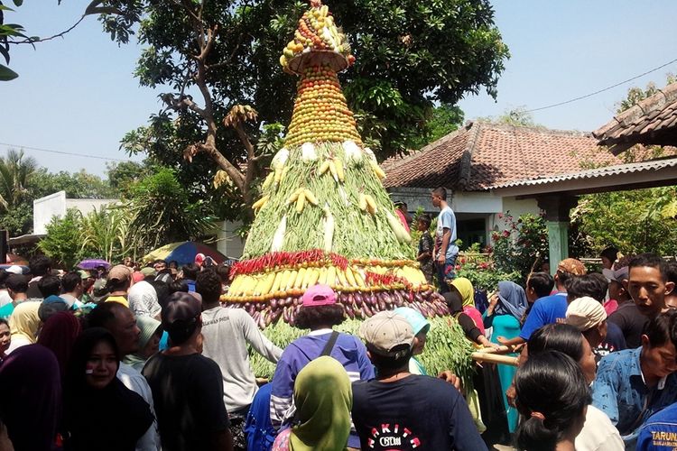 Penampakan tumpeng raksasa pada acara sedekah bumi di Dusun Banjarkerep, Desa Banjardowo, Kecamatan Jombang, Kabupaten Jombang, Jawa Timur, Sabtu (7/9/2019).
