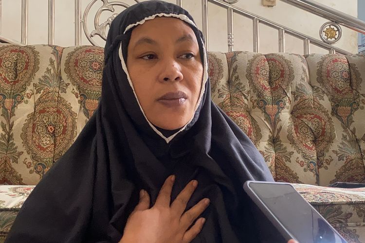 Dewi, isteri dari Septian yang menjadi korban pembunuhan diduga oleh anak majikannya. Kondisi Dewi masih terpukul atas kepergian suaminya itu saat ditemui kompas.com dikediaman adiknya yang beralamat di kampung Cibarengkok Rt1 Rw7, Desa Citarik, kecamatan Palabuhanratu, Kabupaten Sukabumi, Jawa Barat Rabu (22/1/2025) siang.