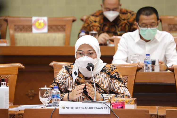 Menteri Ketenagakerjaan Ida Fauziyah saat memaparkan Grand Design Kementerian Ketenagakerjaan (Kemnaker) dan Badan Perencanaan Pembangunan Nasional (Bappenas) dalam penciptaan dan pemenuhan pasar kerja 2021 di masa pandemi Covid-19 dalam rapat kerja dengan Komisi IX DPR di Komplek Parlemen Senayan, Jakarta, Selasa (16/3/2021).