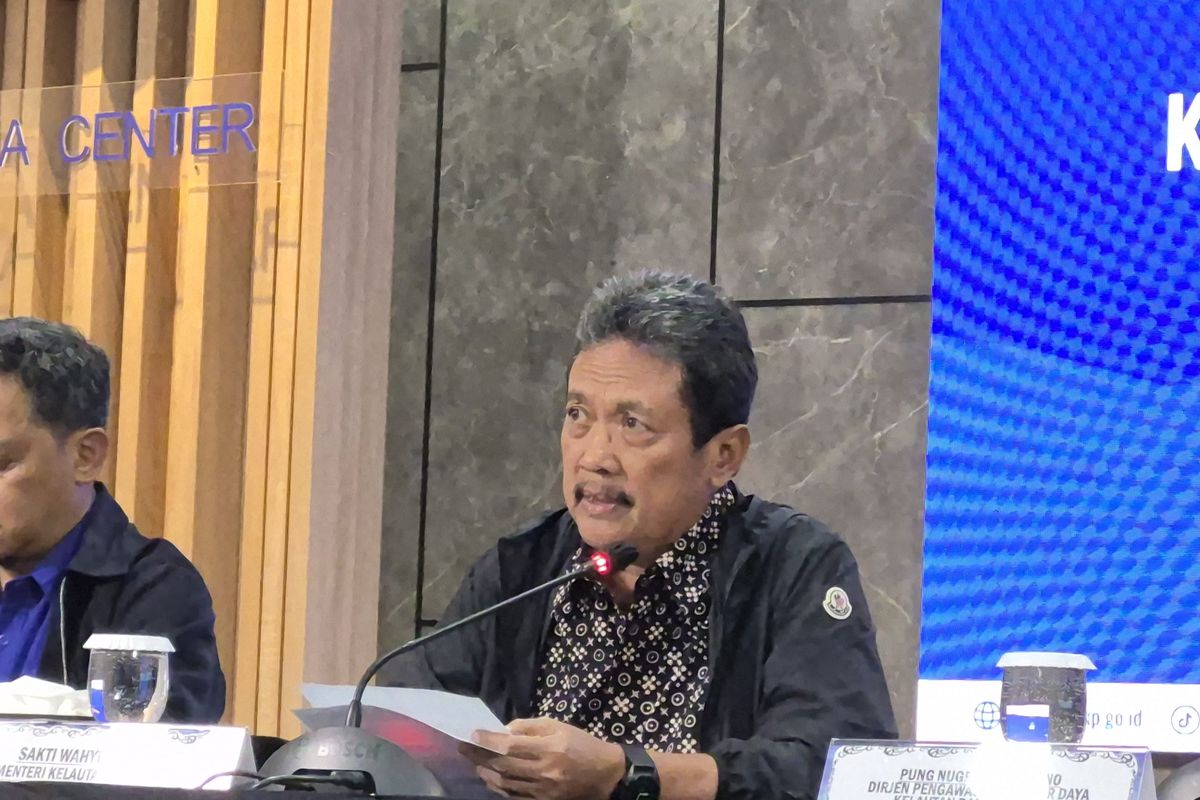 Menteri Kelautan dan Perikanan Sakti Wahyu Trenggono dalam konferensi pers soal pegawainya yang hilang dalam penerbangan dari Yogyakarta menuju Makassar, Sabtu (17/1/2026).