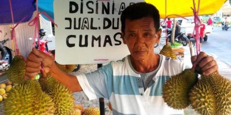 Durian Cumasi yang dijajakan Acing di jalan Mayor Syafri Rahman Pangkalpinang. 