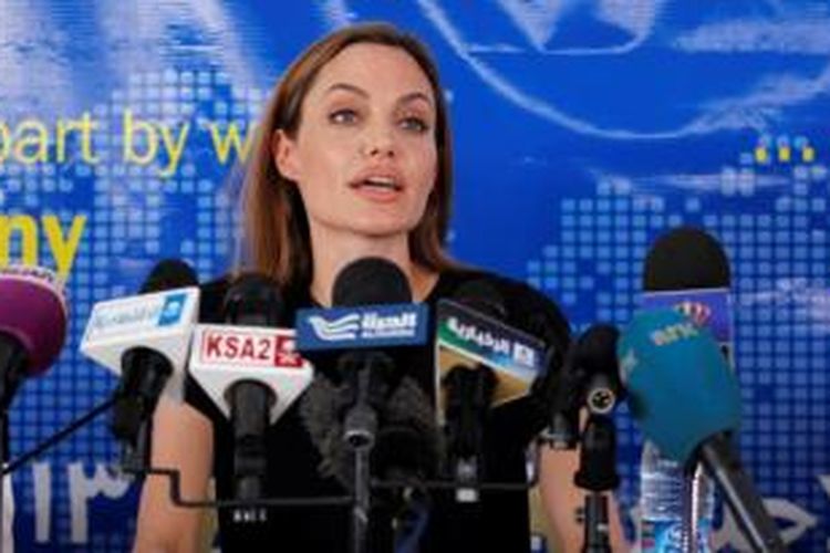 Aktris Hollywood, Angelina Jolie saat menggelar jumpa pers usai mengunjungi kamp pengungsi Suriah, Al Zaatari di Jordania tahun lalu.