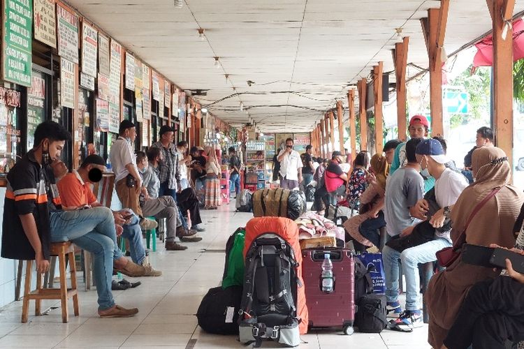 Penerapan kebijakan penghapusan tes Covid-19 sebagai syarat penumpang di Terminal Kalideres, Jakarta Barat, dinilai belum berdampak pada trafik penumpang, Rabu (9/3/2022). 