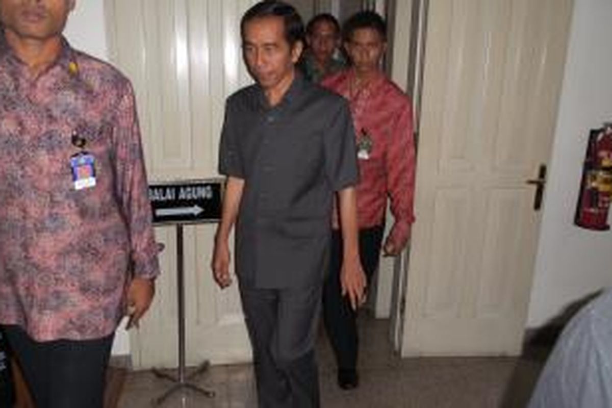 Gubernur DKI Jakarta Joko Widodo saat beraktivitas di Balaikota, Jakarta, Jumat (12/9/2014).