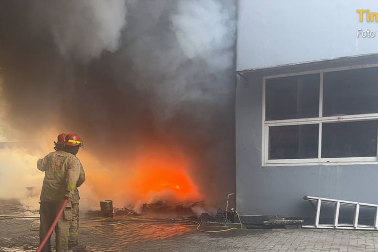 Gudang Bengkel Mobil di Gunung Putri Bogor Terbakar, Diduga karena Korsleting