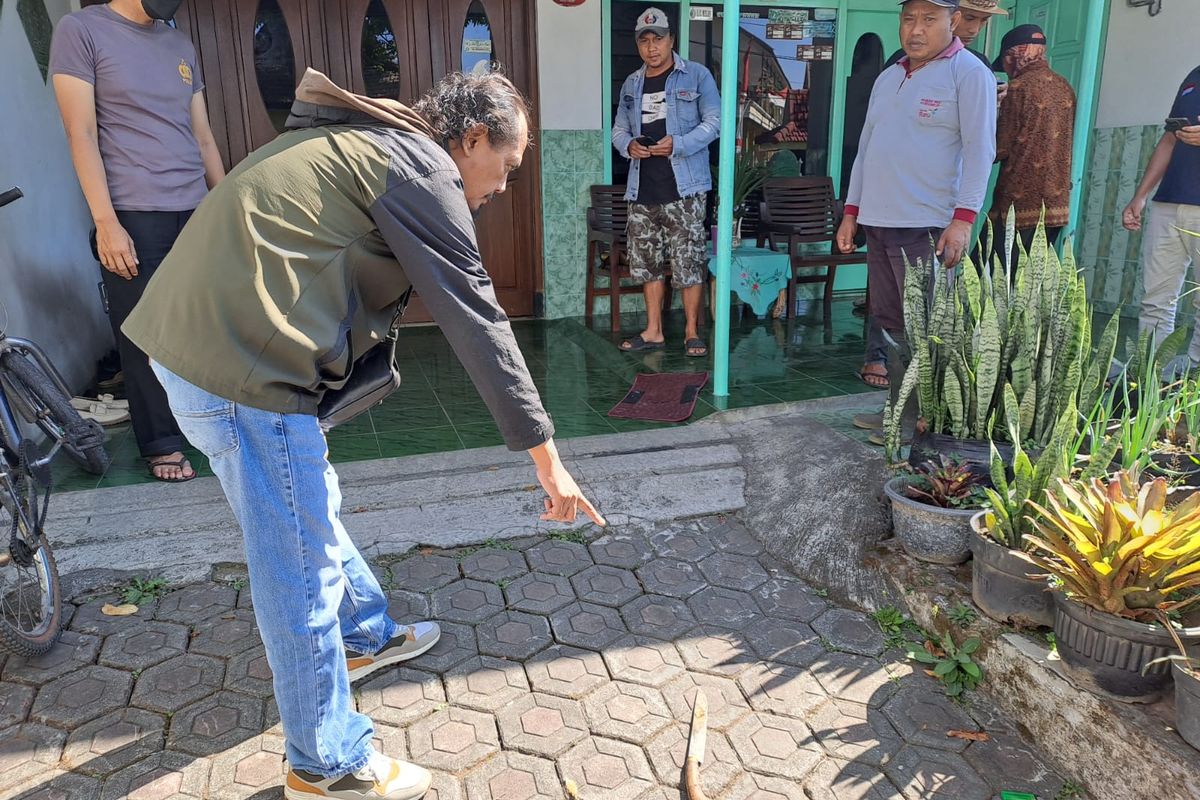 Polisi melakukan olah TKP di salah satu tempat kejadian. 