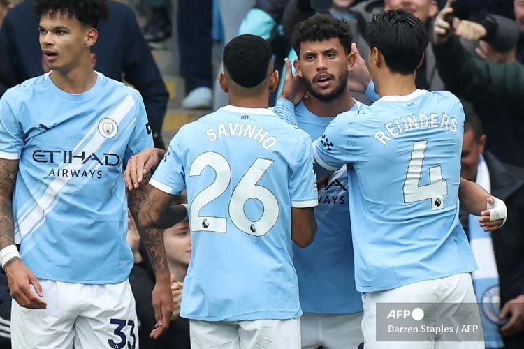 Para pemain Manchester City merayakan gol Matheus Nunes ke gawang Burnley pada laga lanjutan Premier League di Stadion Etihad pada Sabtu (27/9/2025).