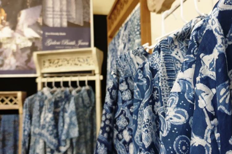 Busana batik menggunakan pewarna alami indigo atau daun nila.