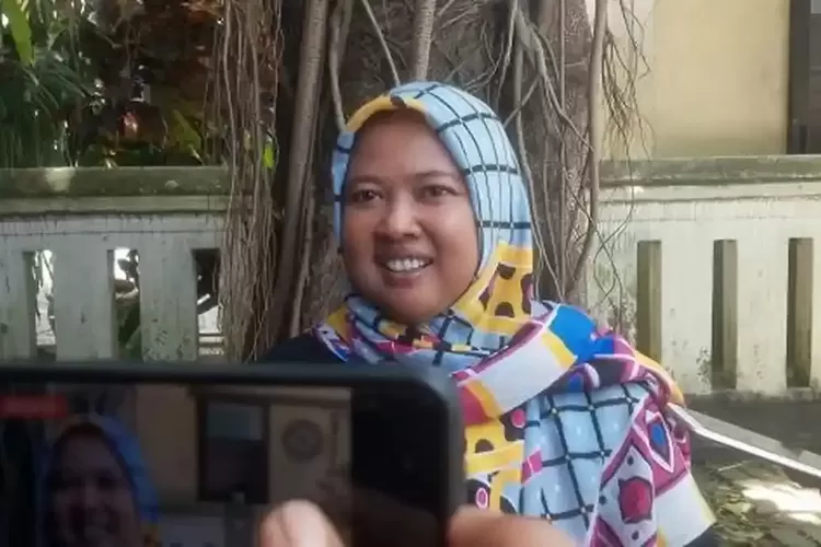 Istri Hogi Minaya, Arista menyampaikan keterangan kepada media terkait kasus yang menjerat suaminya.