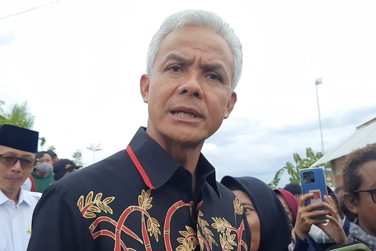 Gubernur Jawa Tengah, Ganjar Pranowo saat menggunakan baju batik Blora ditemui di Puncak Serut, Kecamatan Jiken, Kabupaten Blora, Jawa Tengah, Rabu (26/10/2022)