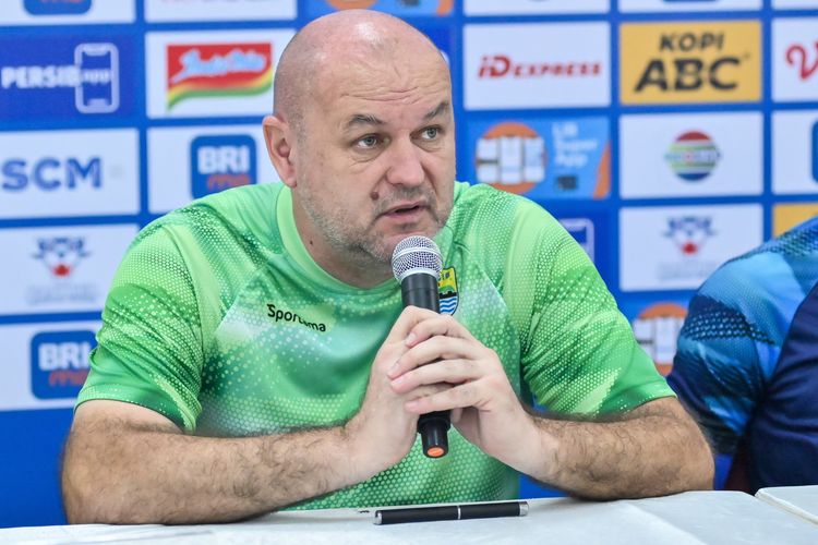 Bojan Hodak dalam konferensi pers pada Sabtu (12/8/2023) di ruang media center Gelora Bandung Lautan Api (GBLA), jelang laga Persib Bandung vs Barito Putera keesokan harinya.  