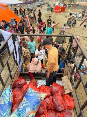Bantuan logistik disalurkan kepada warga terdampak banjir dan longsor sebagai upaya memenuhi kebutuhan dasar serta mendukung pemulihan pascabencana.