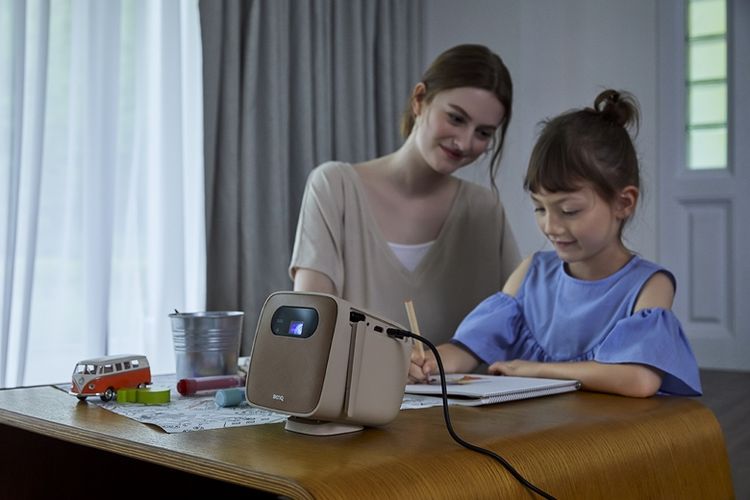 Belajar dari rumah bisa jadi lebih menyenangkan dengan bantuan proyektor mini BenQ GS2. 