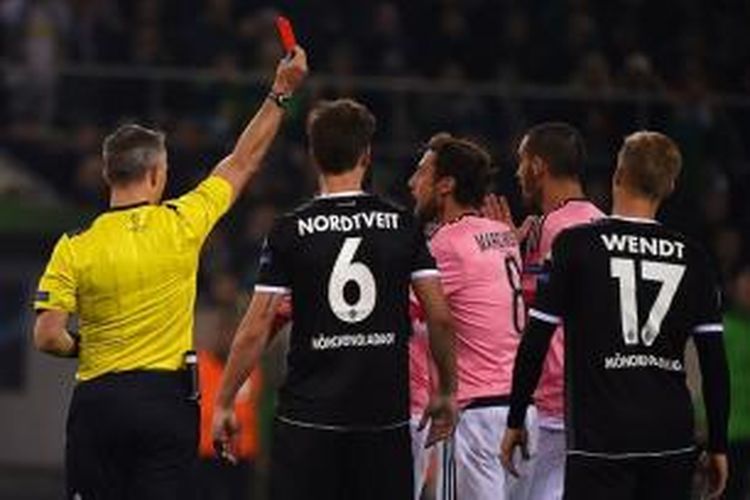 Kartu merah Hernanes mewarnai hasil imbang Juventus di kandang Borussia Moenchengladbach, Selasa (3/11/2015). 