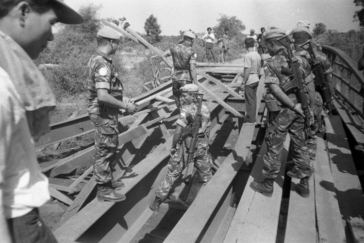 Para anggota pasukan Garuda XII-B memperbaiki jembatan di Kamboja. Gambar diambil pada 28 Desember 1992. Kontingen Garuda XII-B di Kamboja berada di bawah komando Letkol Ryamizard. - (KOMPAS/OEMAR SAMSURI)