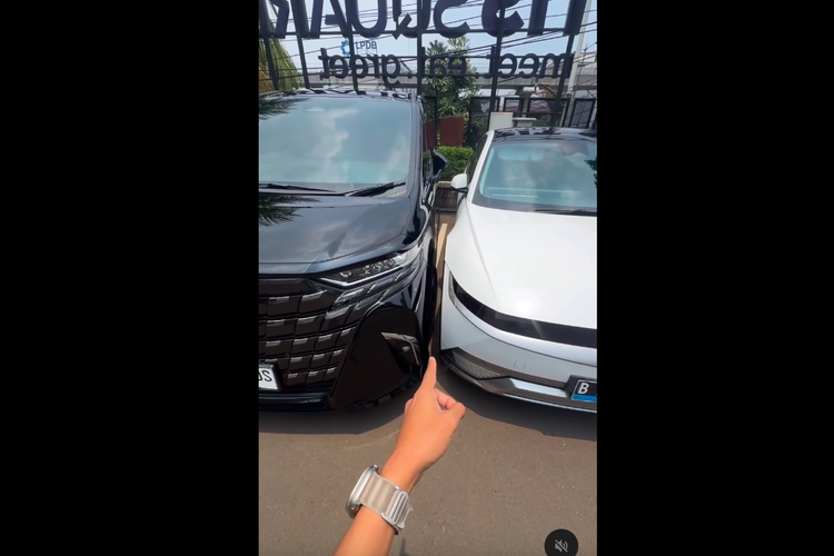 Pro drifter Ziko Harnadi membagikan pengalaman tidak menyenangkan di salah satu area parkir. Mobilnya dipepet oleh pengguna parkir lain.