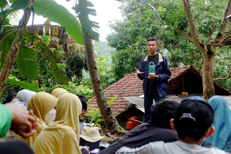 Mengenal Bagaimana Ujang Berhasil Bangun Ekosistem Pasar Digital di Pelosok Garut