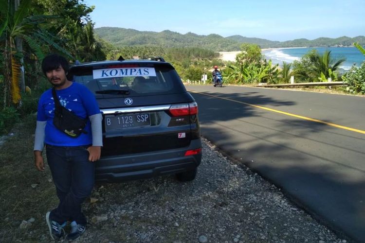 Tim Survei Mudik Gesit 2019 ketika berada di jalur lintas selatan yang berada di wilayah kabupaten Pacitan Jawa Timur, dengan latar belakang potensi wisata pantai, beberapa waktu lalu.