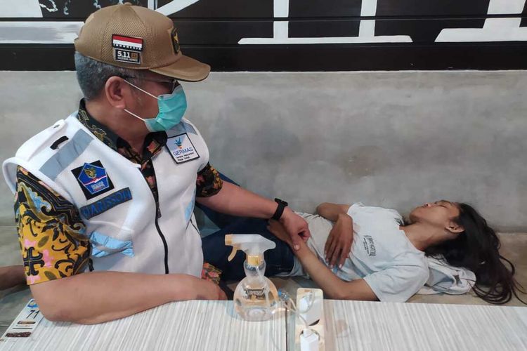 Seorang pemuda berambut gondrong pingsan usai menjalani rapid test virus corona atau Covid-19 dalam razia protokol kesehatan di Warung Kopi Aming, Jalan Ilham, Kecamatan Pontianak Kota, Kota Pontianak, Kalimantan Barat (Kalbar), Jumat (11/12/2020) sore. Diduga, pemuda bertubuh kurus tinggi itu pingsan karena takut sama jarum suntik yang ada di alat rapid test.