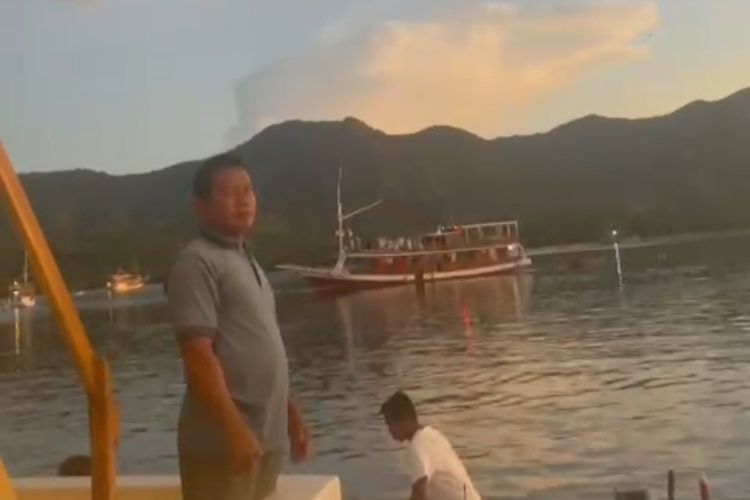 Foto : Sreenshoot video wisatawan pada sebuah kapal menyalakan petasan di Pulau Kalong, kawasan Taman Nasional Komodo, Kabupaten Manggarai Barat, NTT,  pada Kamis (30/3/2022) sore.