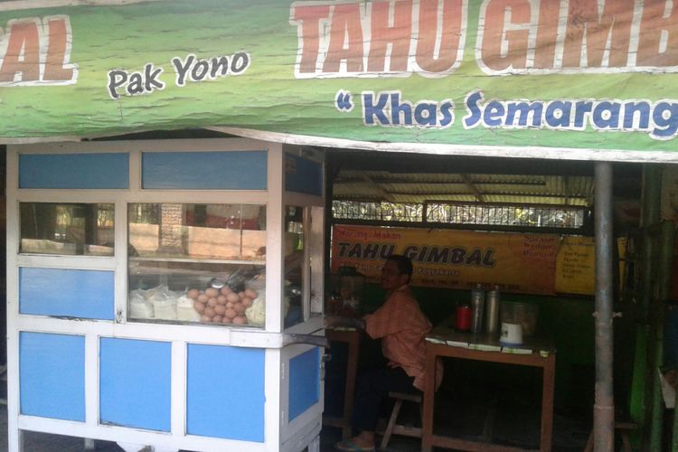 Kuliner tahu gimbal khas Semarang di Jalan KS Tubun Manahan, Solo, Jawa Tengah, Kamis (7/6/2018).