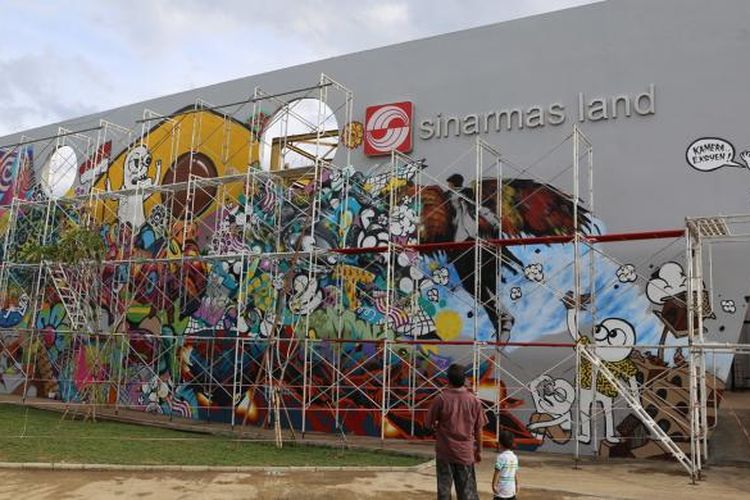 Suasana di sekitar Mural dengan tema Kalijodo dan sejarahnya di Ruang Publik Terpadu Ramah Anak (RPTRA) Kalijodo, Jakarta, Rabu (8/2/2017). Pengerjaan grafiti dan mural yang dilakukan ArtSip Jakarta 2017 dimulai pada Minggu (5/2/2017) sore dan melibatkan 11 seniman grafiti atau bomber.